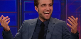 “O MUNDO ACABOU”, Robert Pattinson(foto, cortesia The Daily Show)na primeira entrevista depois datraição da namorada, Kristen Stewart, colega de elenco de Crepúsculo.