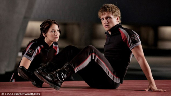 O ator Josh Hutcherson (na foto com a colega de elenco Jennifer Lawrence) já começou a filmar a seqüência de Jogos Vorazes.