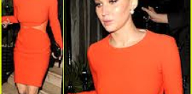Jennifer Lawrence, estrela de Em Chamas, pega fogo  em Londres, num vestido vermelho. Veja as fotos.
